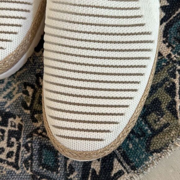 BOBS SKECHERS White Slip On Sneakers 9 - Picture 3 of 10